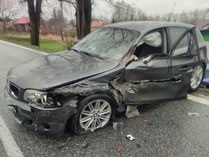 Na zdjęciu widoczny jest samochód BMW z uszkodzeniami lewej strony pojazdu