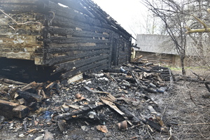 Widok z zewnątrz na spalony dom