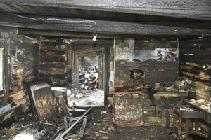 Widok spalonego wnętrza domu