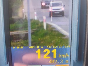 Zdjęcie z ręcznego miernika prędkości, które pokazuje mierzony pojazd, a także jego prędkość 121 km/h