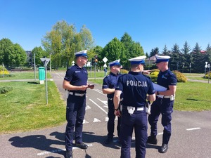 Czterech policjantów ruchu drogowego, którzy ze sobą rozmawiają