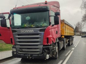 Na zdjęciu widoczny jest uszkodzony samochód ciężarowy wraz z naczepą.