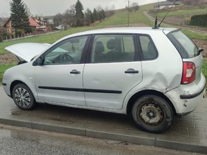 Na zdjęciu widoczny jest uszkodzony osobowy Volkswagen zatrzymany na chodniku