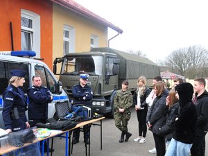 Na zdjęciu widoczna jest grupa młodzieży oraz policjantka i dwóch policjantów