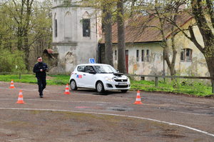 Na zdjęciu widoczny jest policjant oraz uczestnik kierujący samochodem