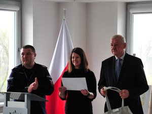 Na zdjęciu widoczni są Zastępca KPP Jasło, dyrektor MDK oraz starosta jasielski