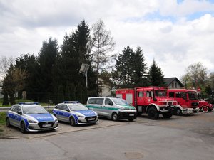 Na zdjęciu widać pojazdy policji, straży granicznej i straży pożarnej