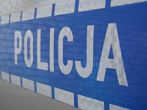 Napis policja na bocznych drzwiach radiowozu