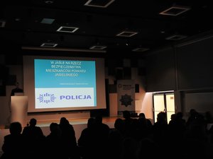 Przemawiająca policjantka