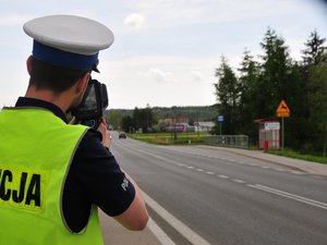 Policjant ruchu drogowego mierzący prędkość