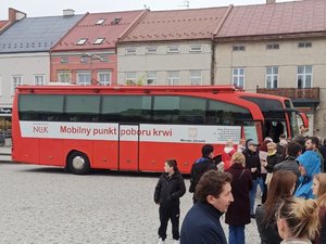 Kolejka krwiodawców do krwiobusa