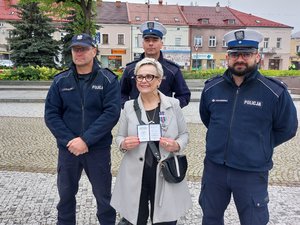 Policjanci oraz pani kierownik oddziału rejonowego pck w Jaśle