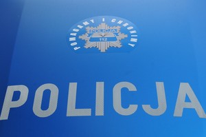 Napis policja oraz logo pomagamy i chronimy