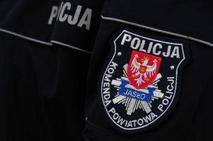 Naszywka na rękawie kurtki policyjnej przedstawiająca logo powiatu oraz policyjną gwiazdę i napis Komenda Powiatowa Policji w Jaśle