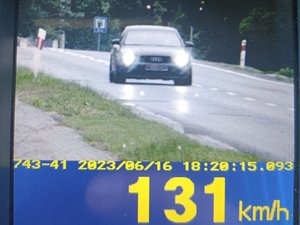 Ekran ręcznego miernika prędkości, na którym widać samochód, godzinę pomiaru oraz prędkość