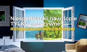 Plakat promujący akcje. Na środku napis: niespodzianki na urlopie tylko pozytywne #stopwlamaniomdodomow. Plakat podzielony na dwie części. Na środku otwarte okno podzielone na pół. Po lewej widok pokoju hotelowego z widokiem na morze. Po prawej widok wnętrza domu/mieszkania z przekrzywionym obrazem i rozbitą szybą.