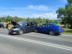 Seat oraz ustawiony do niego prostopadle ford. Z lewej strony stoi 3 strażaków oraz nieoznakowany opel policji