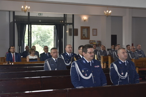 Zastępcy KPP oraz pozostali policjanci siedzący w kościelnych ławkach