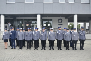 Mianowani policjanci stojący w dwuszeregu przed budynkiem KPP