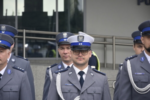 Mianowani policjanci stojący w dwuszeregu przed budynkiem KPP