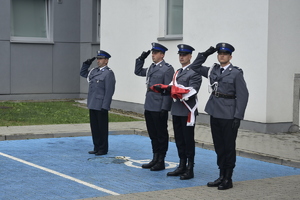 Policjanci oddający honory