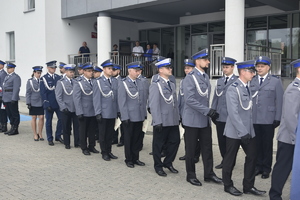 Idący pierwszy szereg mianowanych policjantów