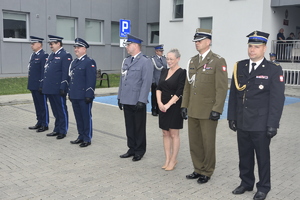 Komendanci KPP w Jaśle oraz wyróżnieni goście podczas ceremonii odznaczenia medalami.