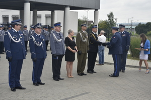 Komendanci KPP w Jaśle oraz wyróżnieni goście podczas ceremonii odznaczenia medalami.