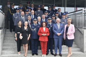 Stojąca na schodach wejściowych do budynku komendy kadra kierownicza oraz zaproszeni goście pozujący do zdjęcia