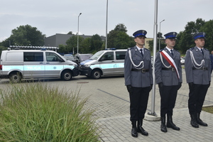 Stojący na baczność poczet flagowy