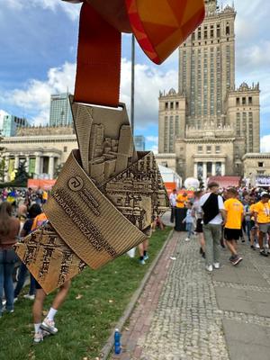 Medal za ukończenie maratonu. W tle Pałac Kultury i Nauki w Warszawie