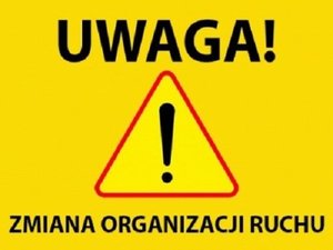 Napis Uwaga, znak z wykrzyknikiem oraz napis zmiana organizacji ruchu