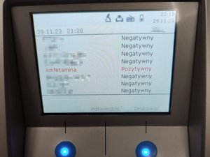 Ekran narkotestera wyświetlający pozytywny wynik badania śliny na amfetaminę