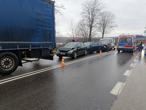 Pojazdy biorące udział w zdarzeniu oraz karetka i wóz strażacki