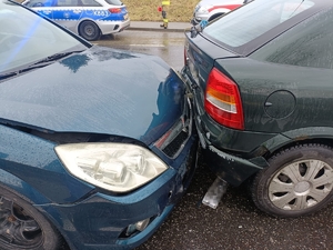 Uszkodzony tył jednego opla i przód drugiego