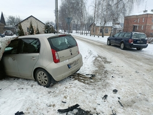 Na pierwszym planie skoda, która wjechała w ogrodzenie. Z tyłu pojazd sprawcy.