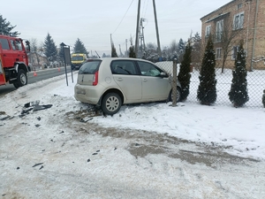 Uszkodzona skoda, obok wóz strażacki. W tle karetka