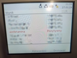 Ekran testera narkotykowego z pozytywnym wynikiem na amfetaminę