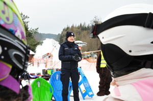 Policjantka mówiąca do dzieci