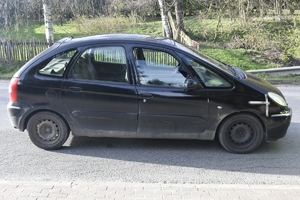 Widok na prawy bok citroena, którym kierował pijany kierowca