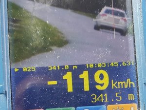 Zdjęcie z ręcznego miernika prędkości, które pokazuje mierzony pojazd, a także jego prędkość 119 km/h