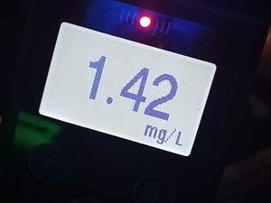 Na zdjęciu widać alkomat z wynikiem 1,42 mg/l