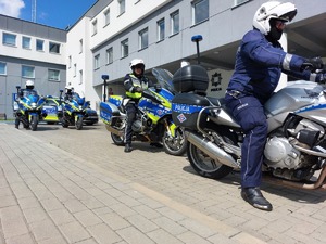 Policjanci na motocyklach na parkingu przed jasielską komendą