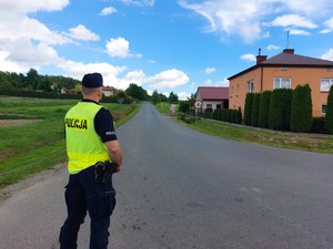 Policjant prewencji stojący na skrzyżowaniu