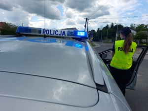 Policjantka prewencji stojąca przy radiowozie na rondzie