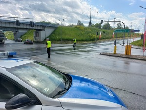 Dwóch policjantów ruchu drogowego kierujący ruchem na skrzyżowaniu