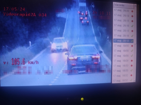 Ekran policyjnego wideorejestratora z zarejestrowanym przekroczeniem dopuszczalnej prędkości