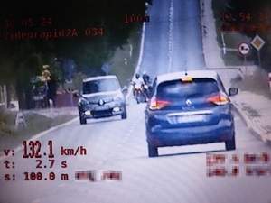 Ekran wideorejestraotra z zarejestrowaną prędkością 132 km/h oraz samochodem