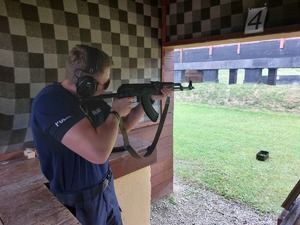 Policjant strzelający z karabinku