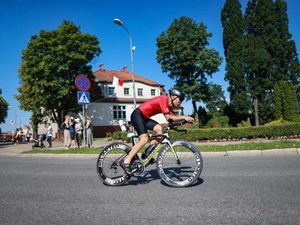 Jasielski policjant podczas jazdy na rowerze